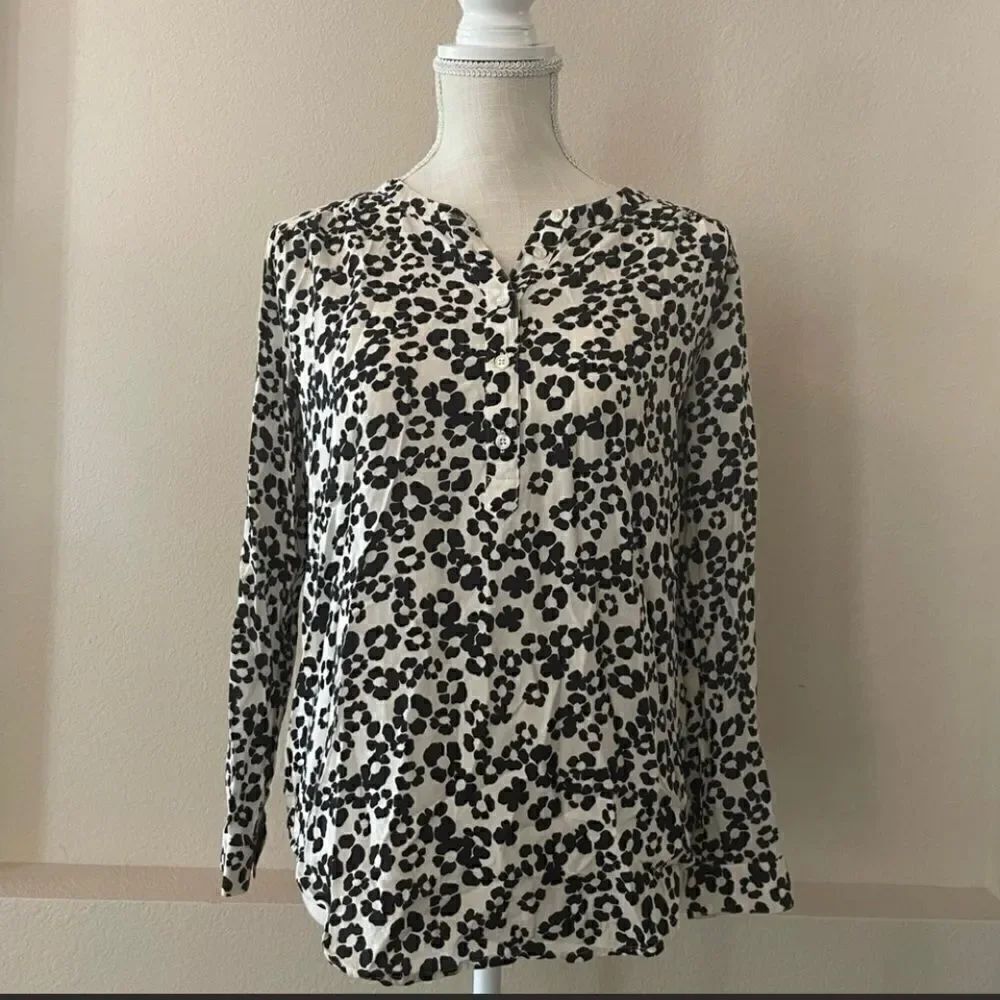 Ann Taylor LOFT Size Medium Long Sleeve Blouse quarter button up floral